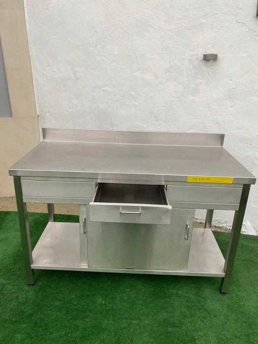 Bancada neutra em inox com 1 gaveta e 2 portas