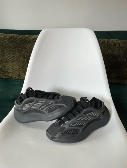 Buty Yeezy Boost 700 Adidas 38