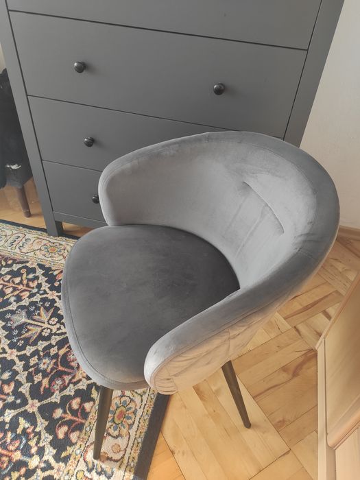 Welurowy pikowany fotel