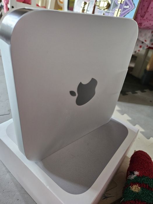 Komputer Mac mini with Apple