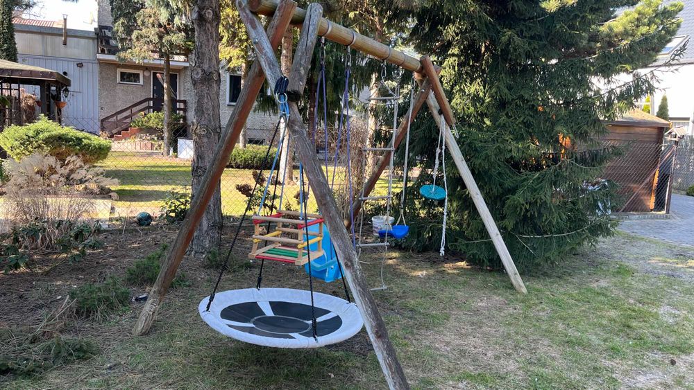 plac zabaw, huśtawka, dużo elementów