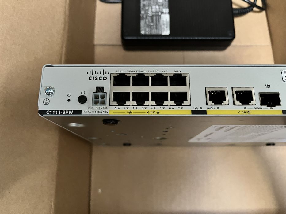 Router Cisco C1111-8PW