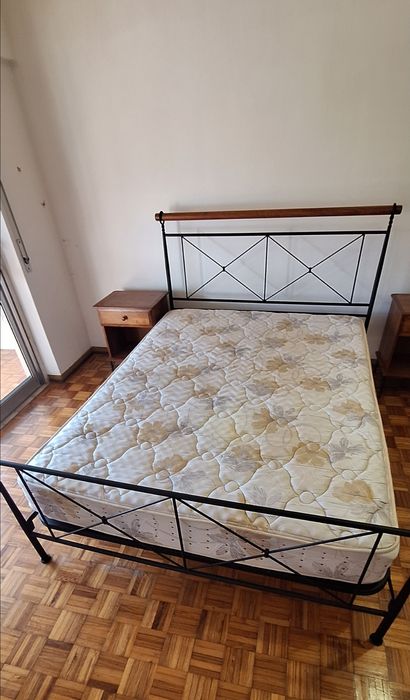 Cama casal em ferro+ mesinhas+ colchão
