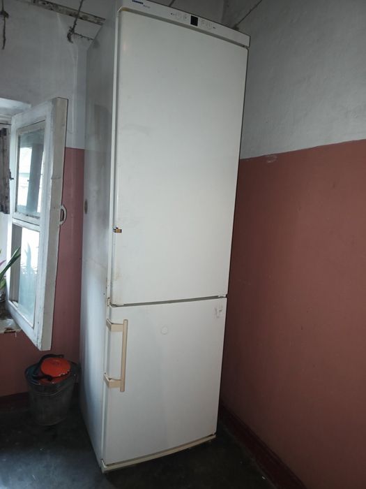 Продам холодильник б/у Liebherr Германия на запчасти.