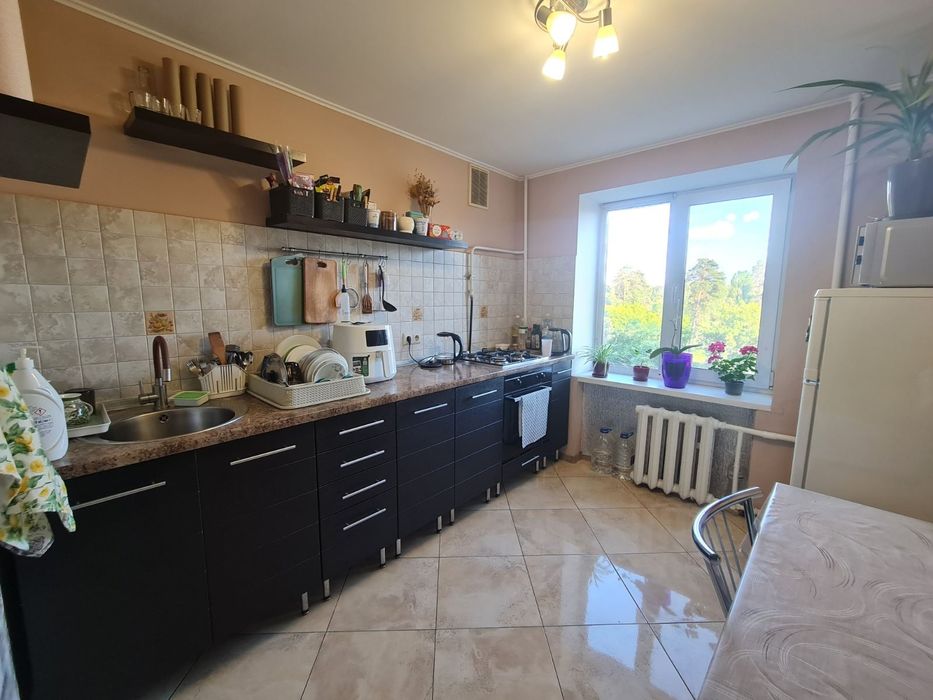 Продаж 1 кімнатой квартири Харківський масив вул Тростянецька 97 Нова Дарниця Держ програми метро Вирлиця