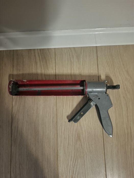 Profesjonalny pistolet ręczny do silikonu .