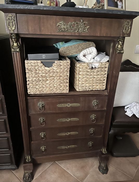 Movel mogno com puxadores bronze