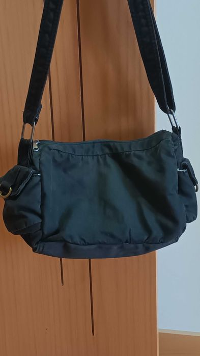 Used shoulder bag in good condition.64751306259714123