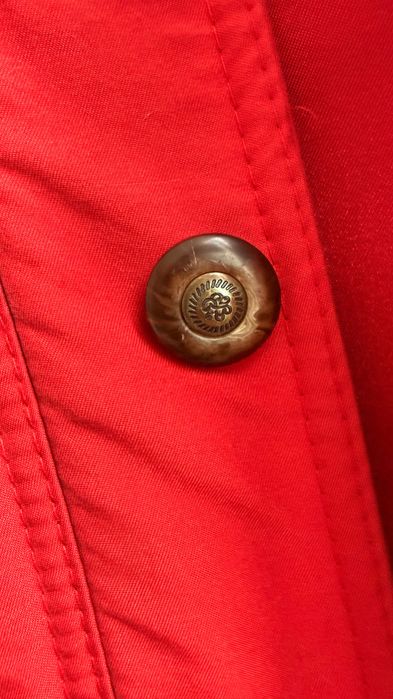 Casaco vermelho, com pelo capuz verdadeiro