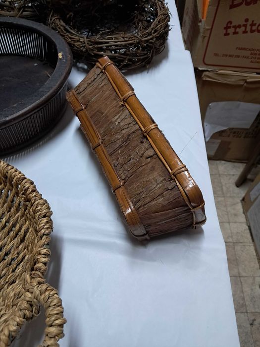 Conjunto de cestos de verga ideais para arranjos de flores