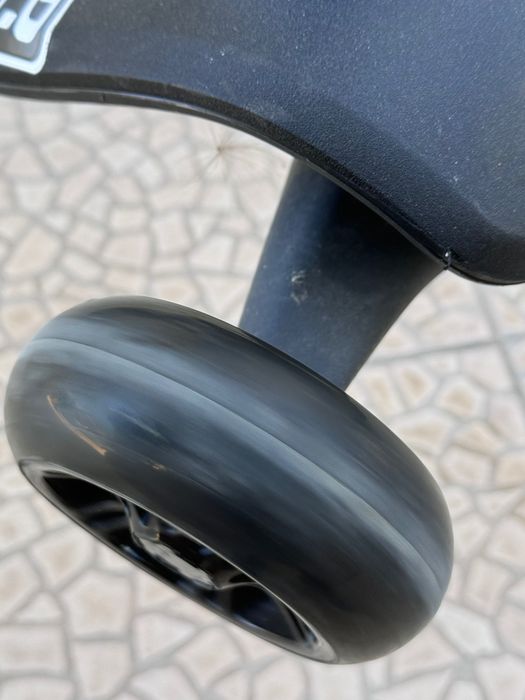 Trotinete Bird com rodas luminosas