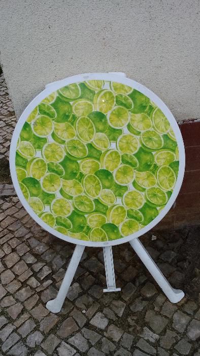 Mesa e almofadas