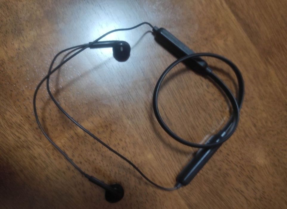Auriculares desportivos sem fios (encaixe no pescoço)
