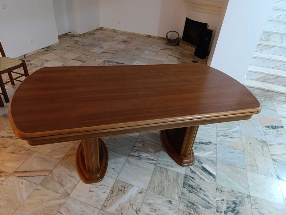 Table massive et chaises