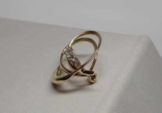 Złota broszka z diamentami pleciona ozdoba.