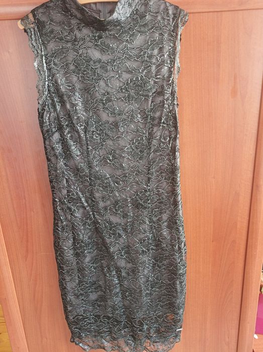 Srebrna koronkowa sukienka z Quiosque