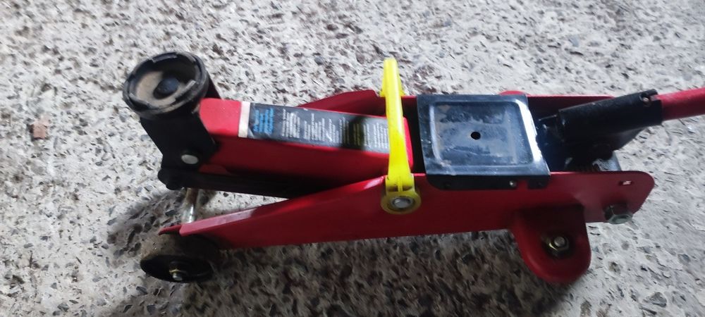 Домкрат подкатной и бутылочный