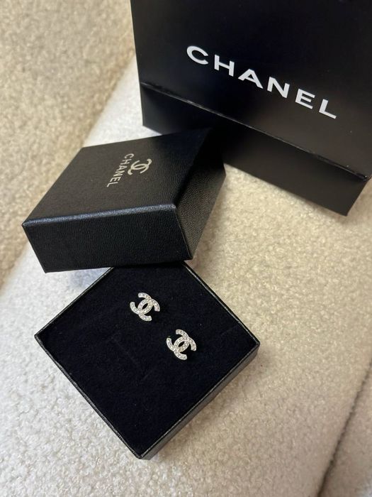 Сережки Chanel.