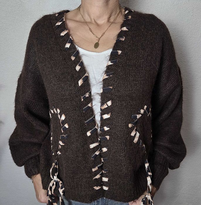 Kardigan z ozdobnymi paterkowymi wstawkami
