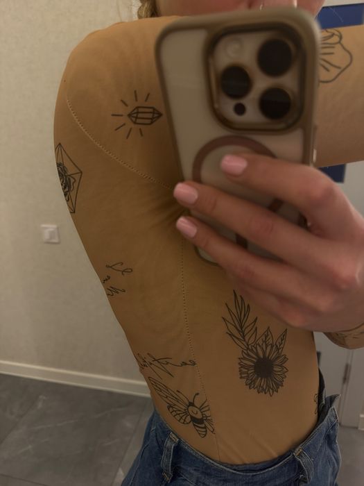 боді з татуюваннями