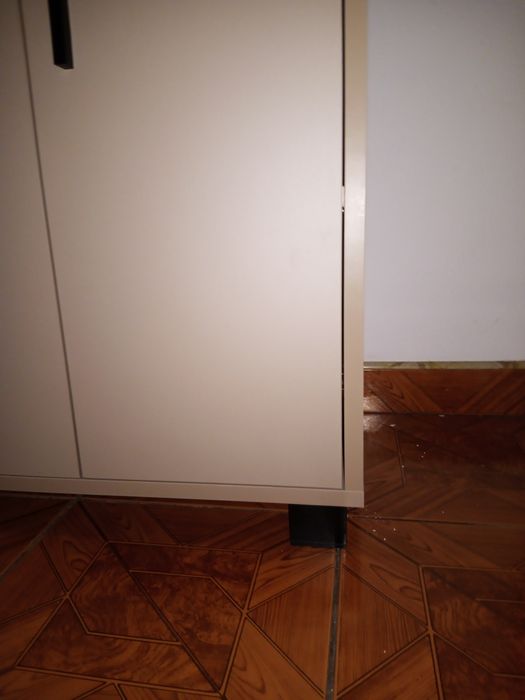 Szafka wolnostojąca z podwójnymi drzwiami i jedna półka w środku