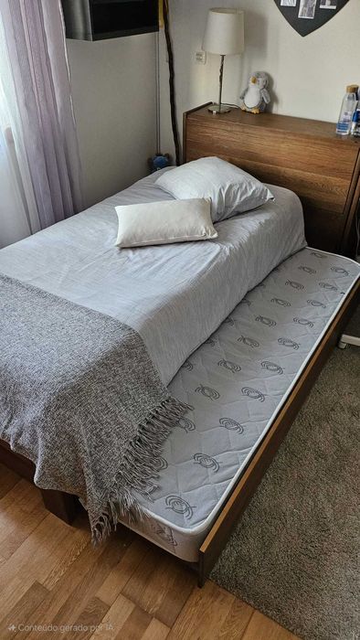 Conjunto de Móveis de Quarto em Cerejeira - Cama, Cómodas e Secretária