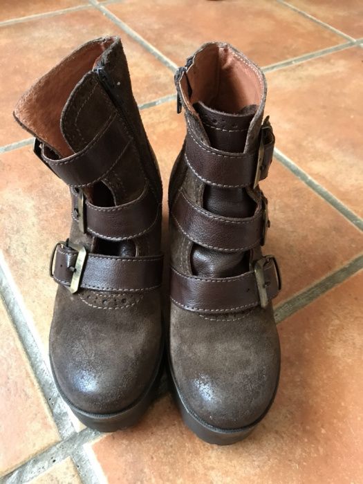 Botas castanhas de camurça