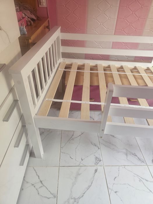 Cama de madeira branca NOVA