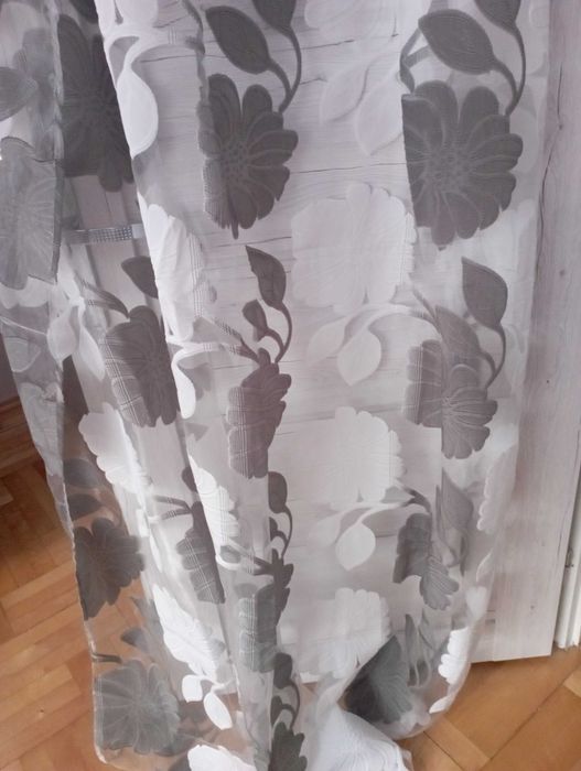 Zasłony 2 sztuki piękne w szare liście.