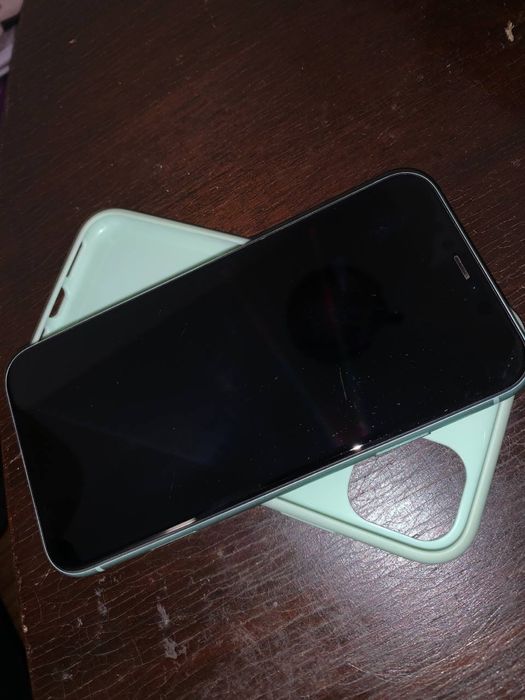 Продаю айфон 11