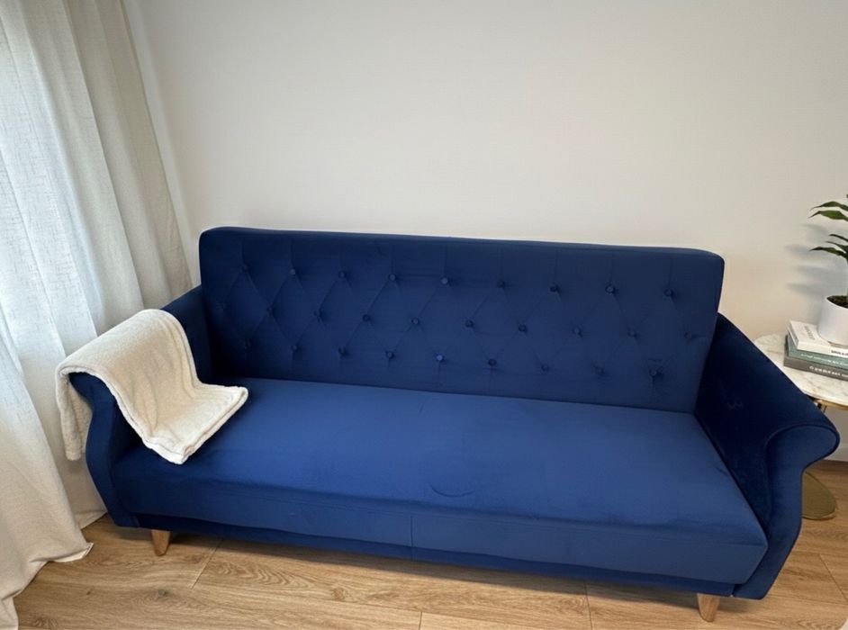 Granatowa, pikowana sofa/kanapa z funkcją spania i pojemnikiem