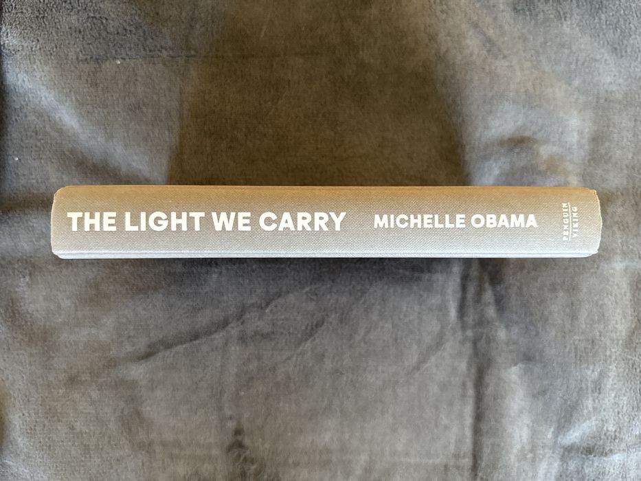 The Light We Carry – Michelle Obama (inglês) – Quase novo