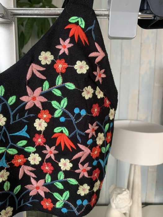 Top preto floral