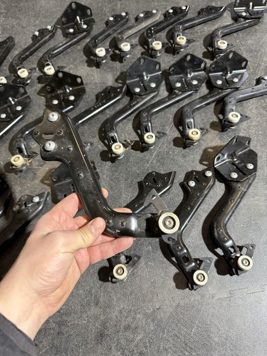 Ролик бокової дверки спрінтер Sprinter W907 W910 нижній