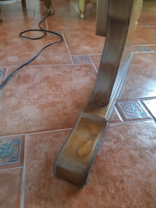 Mesa de pedra com 6 cadeiras.