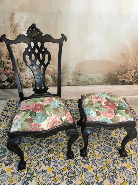 Cadeira elegante e banco de estilo clássico com padrão floral