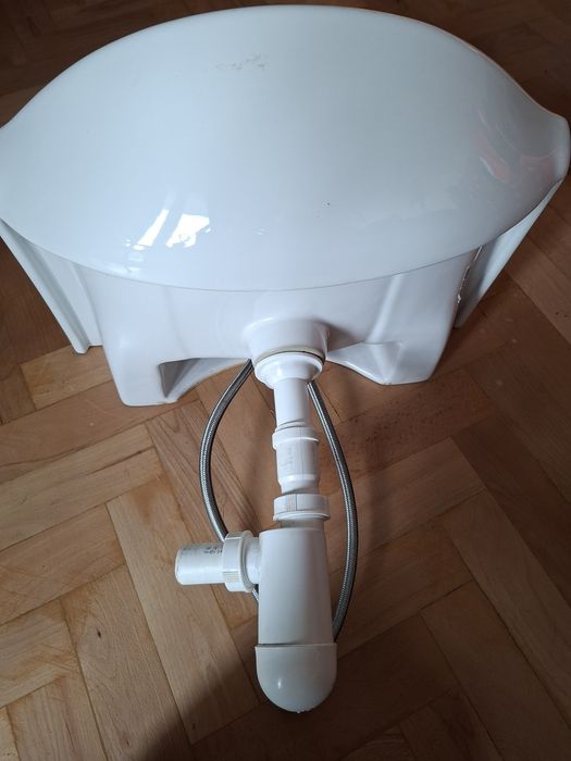Umywalka wisząca z akcesoriami