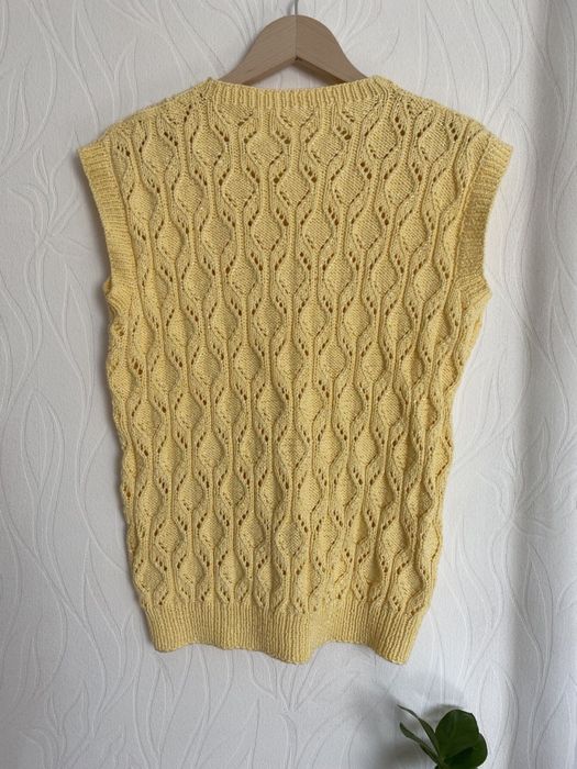 Яскрава жовта в’язана жилетка на розмір s-m