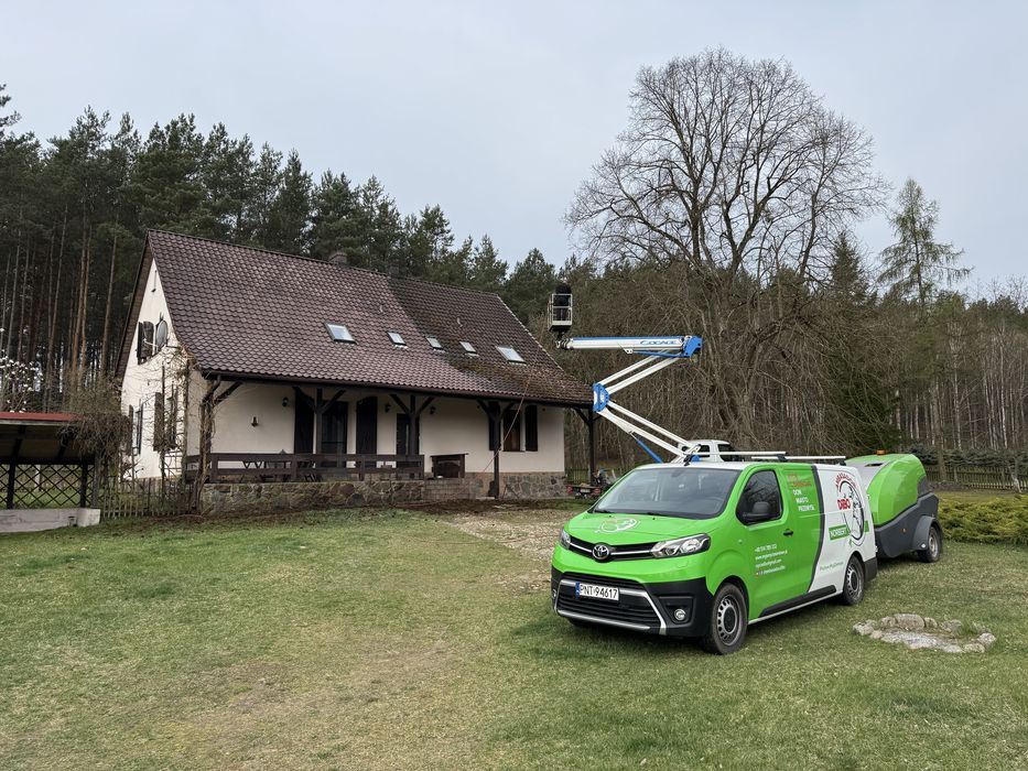 Mycie dachu z podnośnika koszowego. Mycie kostki mycie elewacji