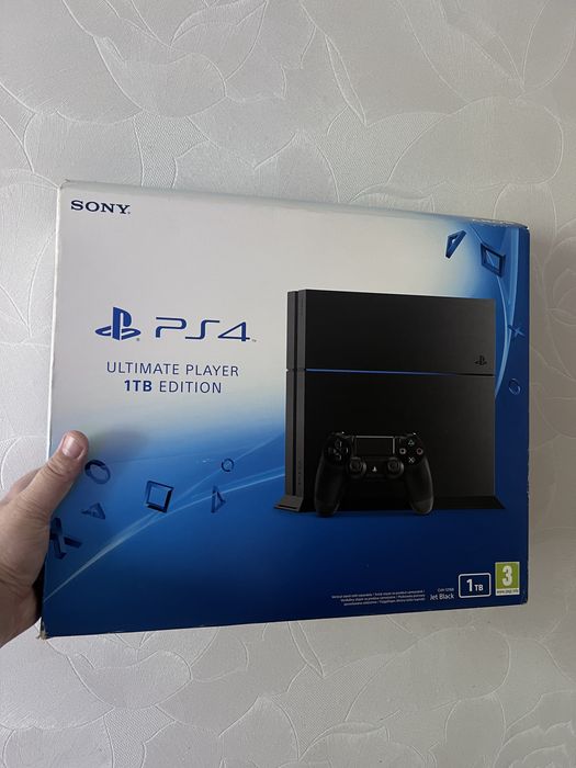 Продам PS4 1TB з трьома джойстиками