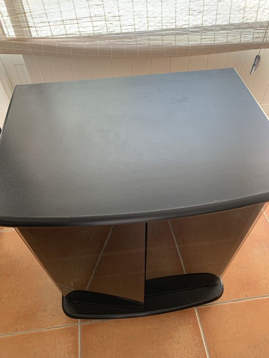 Movel preto com portas de vidro