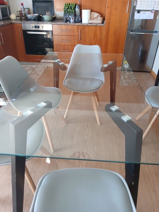 Mesa de vidro de jantar