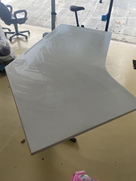 Secretaria de escritorio com oferta fe cadeira em tecido preta.