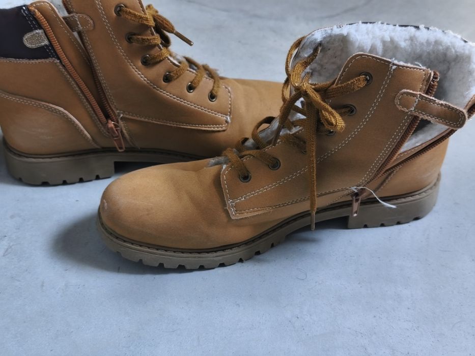 Botas com cordões
