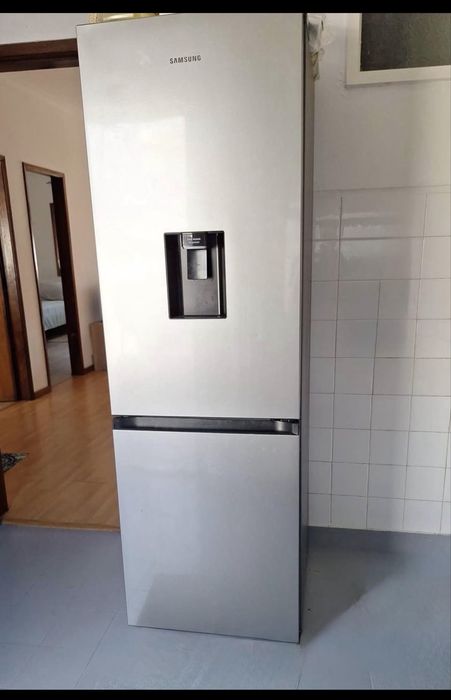 Frigorífico Combinado SAMSUNG RB34C632DSA/EF (No Frost - 185,3 cm - 341 L - Inox)