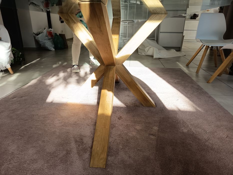 Mesa de vidro e madeira