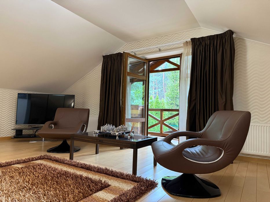 Містечко біля лісу, 45 соток, будинок 600 м2, Стоянка