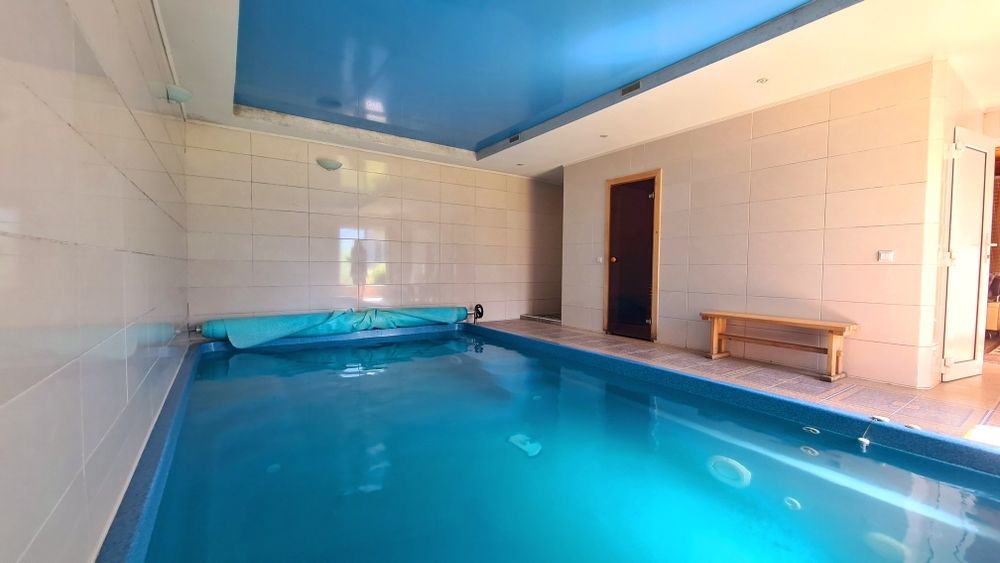 Будинок з басейном і гаражем на 2 авто