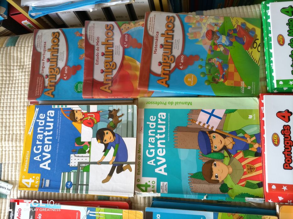 Livros de várias disciplinas do 4 ano
