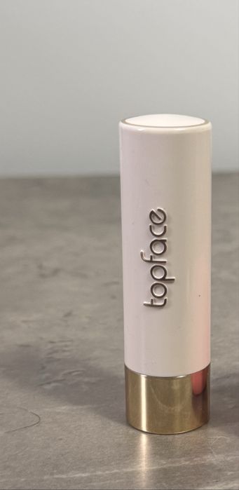 Духи , спреї , помада